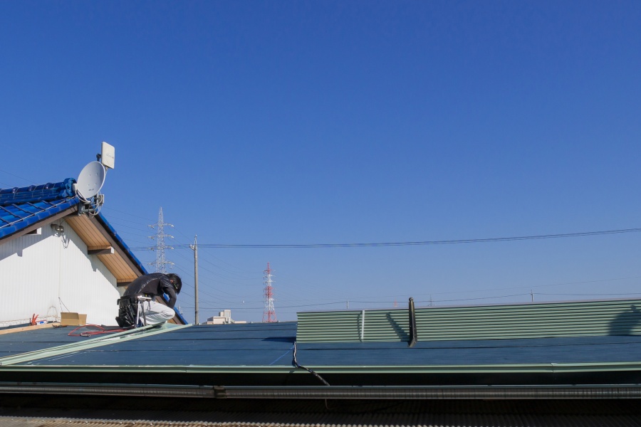 ガルバリウムなどの金属屋根の施工をする職人