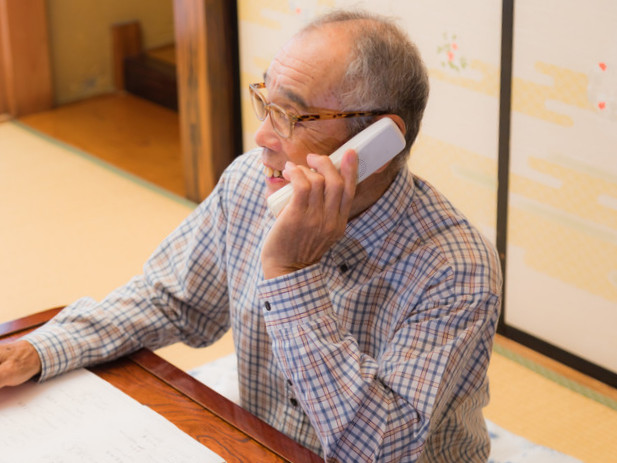 電話中の男性