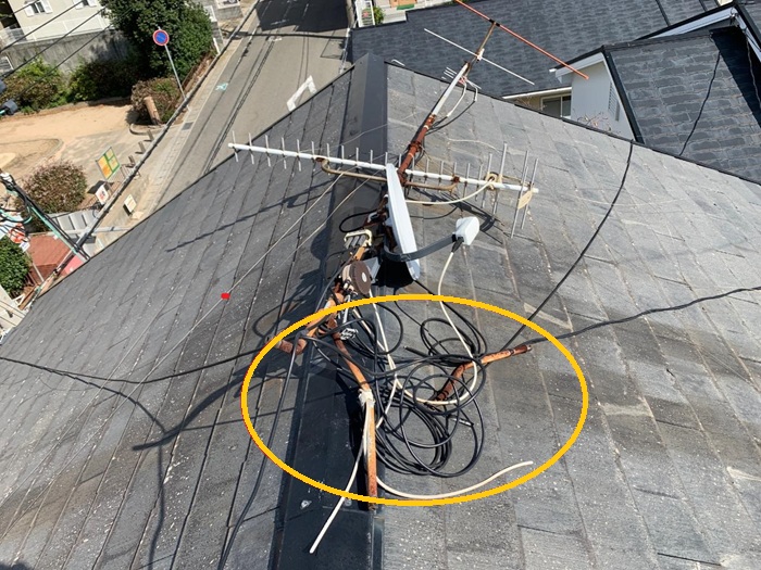 枚方市｜強風被害で屋根上アンテナ倒壊…火災保険適用は？修理事例を解説