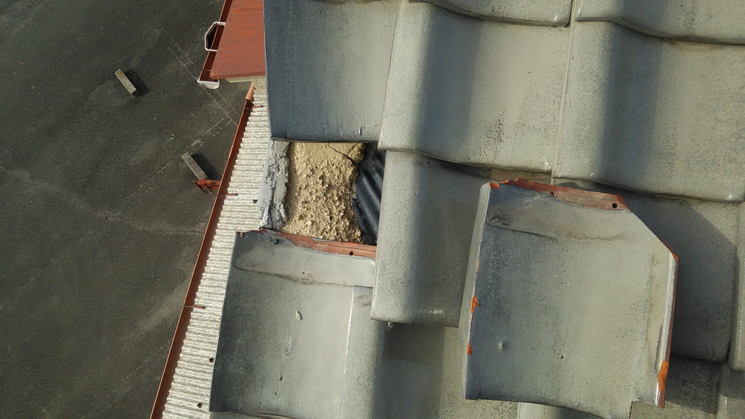 ケラバの剥がれた瓦