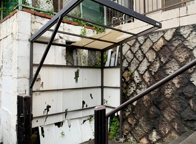 駐輪場の割れた波板屋根