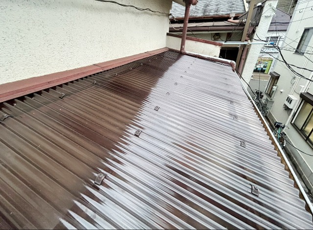 張替え後のアパートのテラス屋根