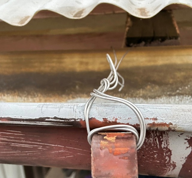 ステンレス線で固定した雨樋