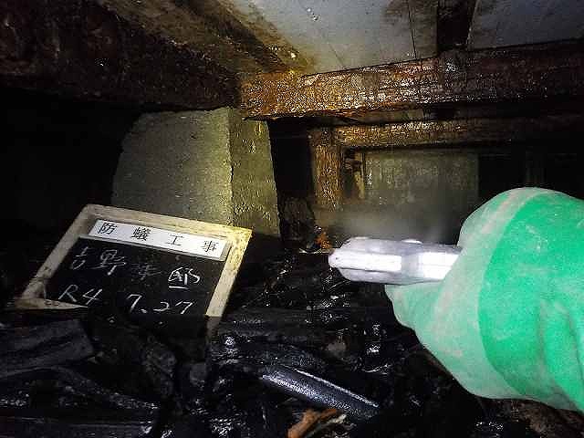 床下浸入薬剤吹付作業