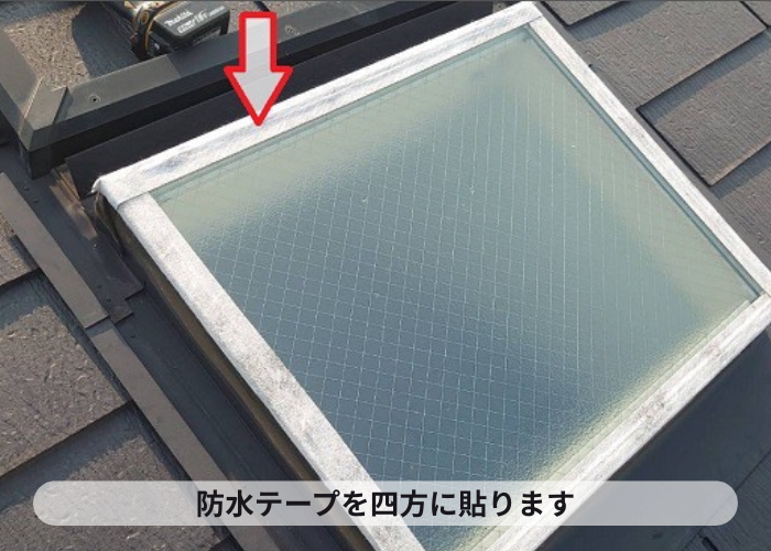 吹田市で天窓のひび割れたガラス交換工事で防水シート貼り
