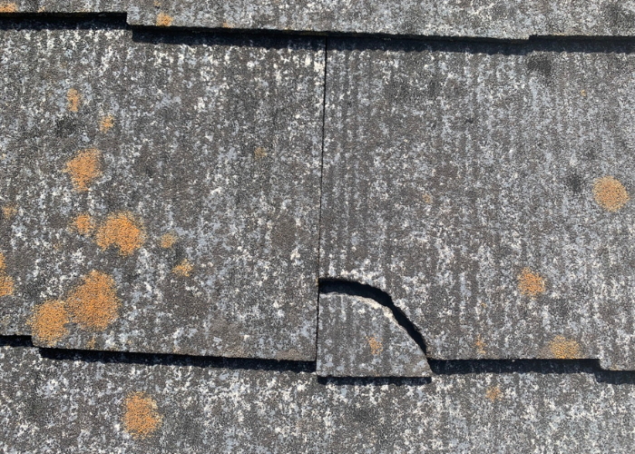 大阪市　スレート屋根が経年劣化してひび割れている様子