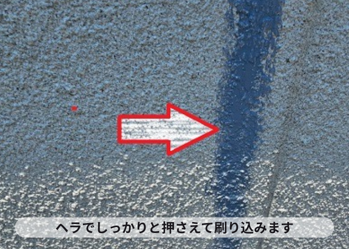 高槻市でヘーベルハウス戸建ての外壁補修で2階ベランダのひび割れを改善する現場でシーリング塗布