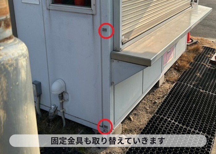 茨木市でトラック事故により雨樋の部分修理としてパイプを交換する現場で固定金具撤去