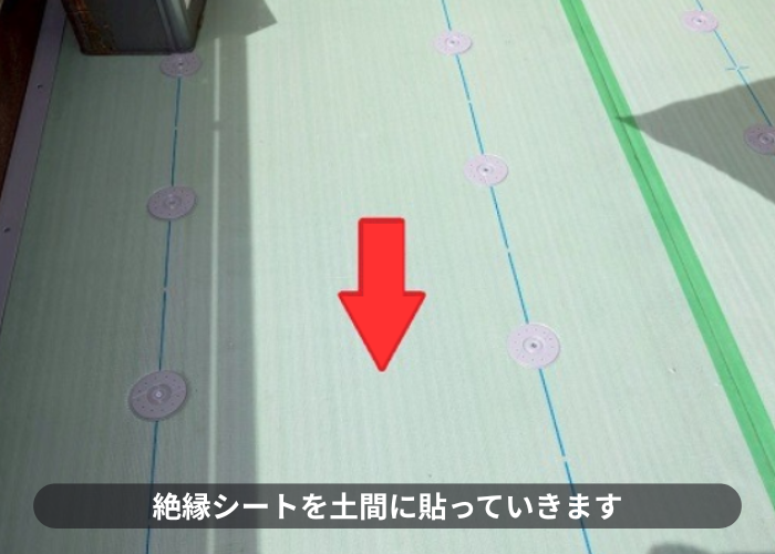 吹田市 大和ハウス戸建てのベランダシート防水を優良業者が貼り換えで絶縁シートを土間に貼っている様子