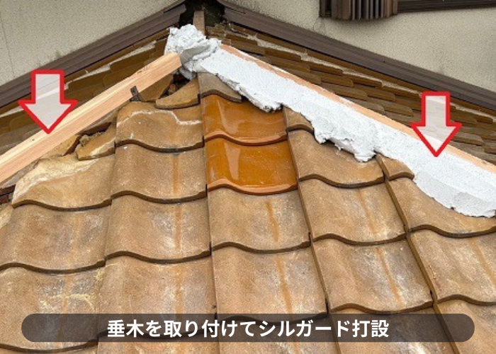 茨木市強力棟の下地となる垂木を取り付けている様子