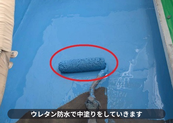 吹田市　ひび割れたベランダ床にウレタン防水密着工法を行った現場でウレタン中塗り