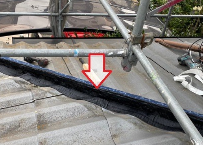 廃盤になっているスレート瓦の棟積み替えで面戸取り付け