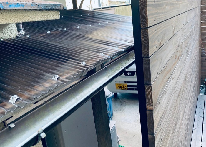 豊中市 物置通路屋根のポリカ波板を貼っている様子