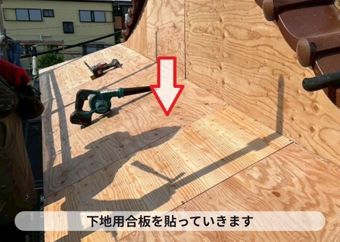 下地用合板を貼っている様子