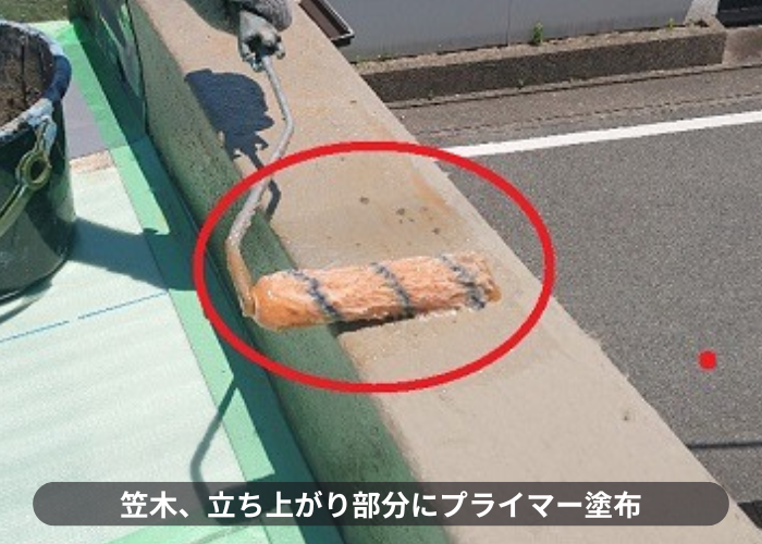 豊中市で屋上の雨漏り修理として塩ビシート防水機械固定工法でプライマー塗布