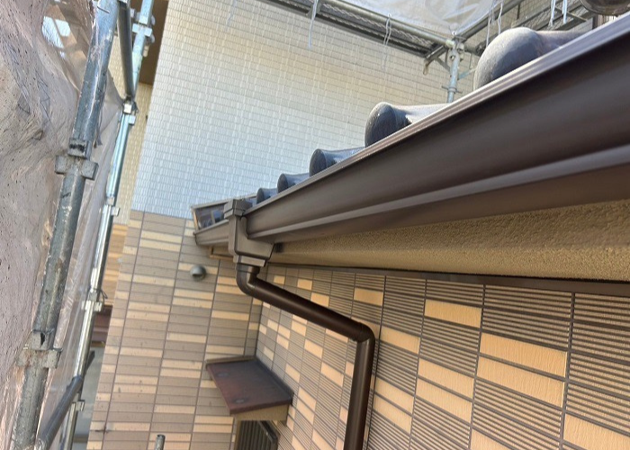 大阪市で半丸の塩ビ雨樋から塩ビ鋼板雨樋へ交換した後の様子