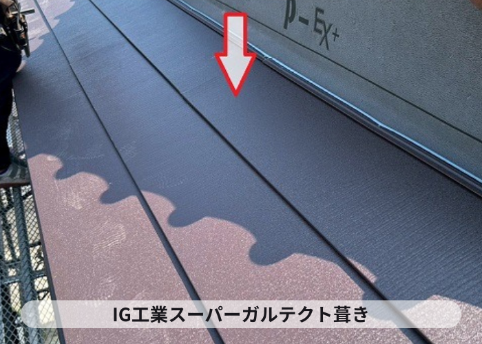 茨木市で入母屋造りの瓦屋根を部分的にスーパーガルテクトへ葺き替える現場でスーパーガルテクト葺き