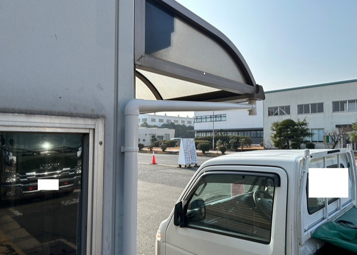 茨木市でトラック事故により雨樋の部分修理としてパイプを交換した後の様子