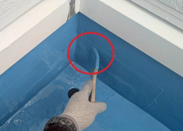 吹田市　立ち上がりにウレタン防水中塗り