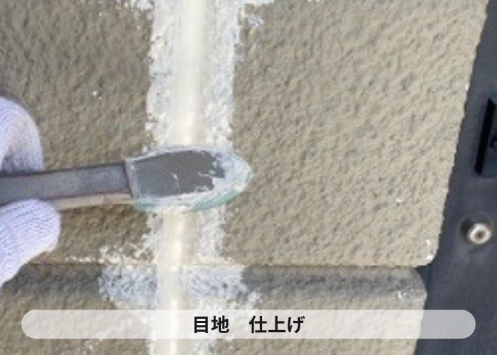 大阪市での外壁ALCの目地補修でシーリングを慣らす