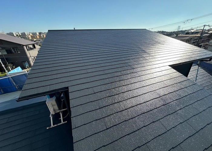 豊中市で遮熱塗料を用いて色褪せたスレート屋根への屋根塗装工事を行った後の様子