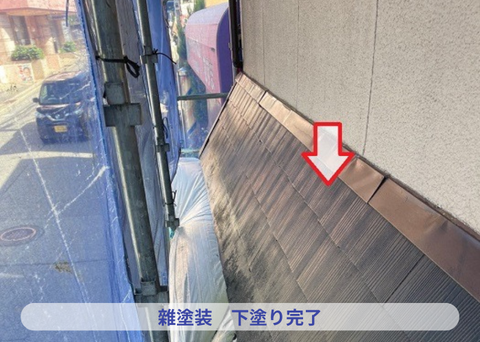 池田市　スレート葺きの庇屋根の塗り替え工事で下塗り完了