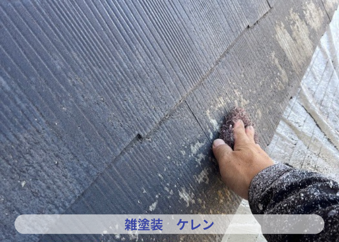 池田市　　スレート葺きの庇屋根をケレンしている様子