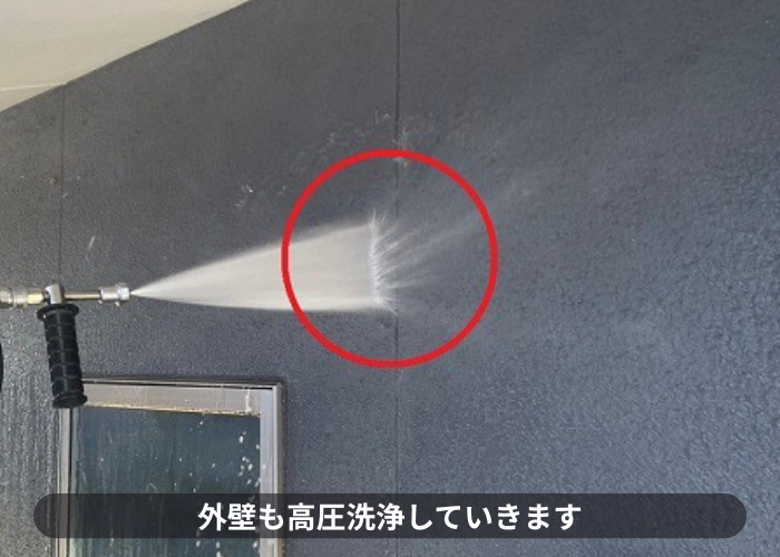 豊中市で遮熱塗料を用いて色褪せたスレート屋根への屋根塗装工事で外壁洗浄