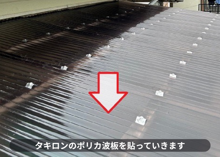 2階ストックヤードに足場なしでポリカ波板を貼っている様子