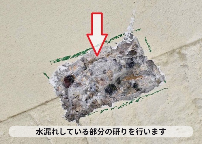 池田市で潜り車庫の天井補修を行う現場で斫り作業