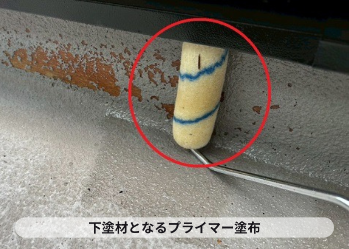 茨木市でベランダFRP防水のメンテナンスとしてトップコート塗り替えでプライマー塗布