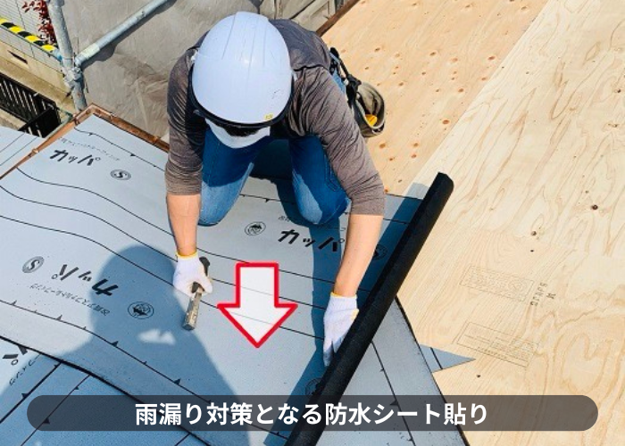 吹田市屋根葺き替え工事で雨漏り対策となる防水シート貼り