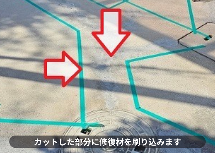 ガレージ土間の低価格でお勧めの補修工事で補修材を刷り込んでいる様子