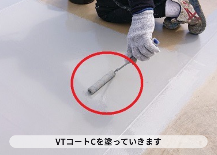 大阪市での塩ビシート防水のメンテナンスでVTコートCを塗っている様子