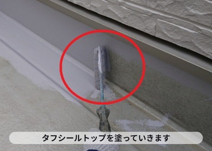表面の剥がれたＦＲＰ防水のメンテナンス工事でタフシールトップを塗ります