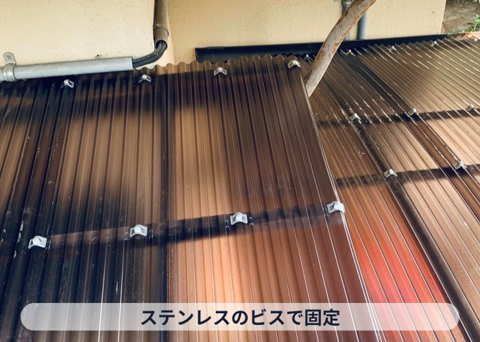 豊中市 物置通路屋根のポリカ波板を貼っている様子