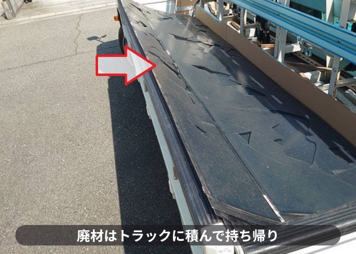 吹田市割れたアクリル板をトラックに積んでいる様子