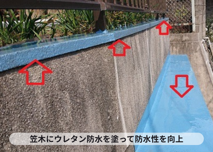 擁壁のコンクリート笠木にウレタン防水を塗っている様子