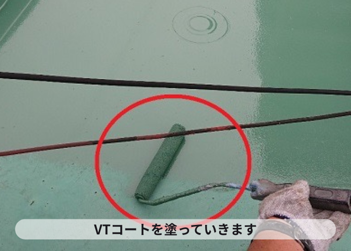ゴムシート防水のメンテナンスでVTコートを塗っている様子