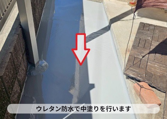 豊中市＠で雨漏り補修として潜り車庫上に部分的な防水工事を行った現場でウレタン中塗り