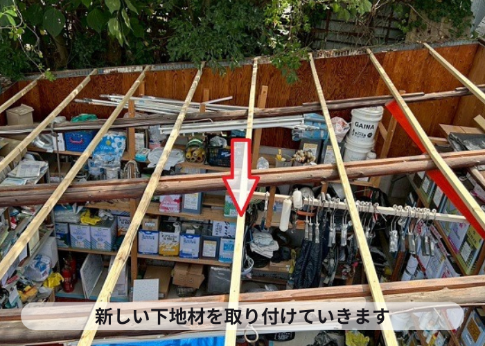 大阪市で倉庫屋根の貼り替えとして高耐久な小波鉄板とポリカ波板を使用する現場で木下地取り付け