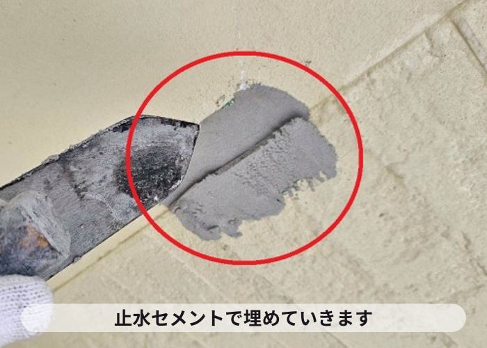 池田市で潜り車庫の天井補修を行う現場で止水セメント使用