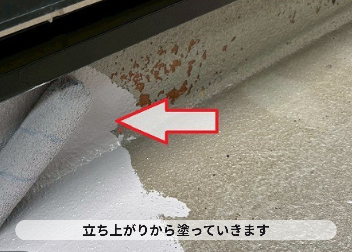 茨木市でベランダFRP防水のメンテナンスとしてトップコート塗り替えでトップコート塗布