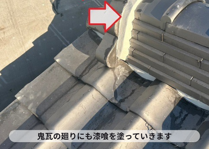 鬼瓦の廻りの漆喰を打ち換えている様子