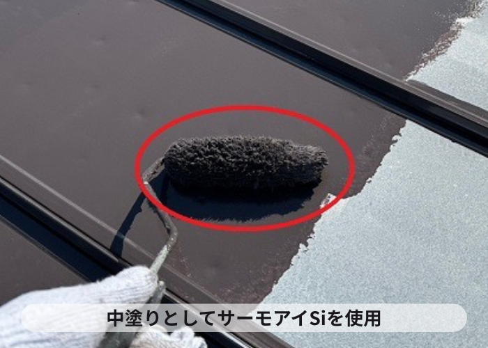 豊中市で金属屋根への塗装工事としてサーモアイSⅰを使用する現場で中塗り