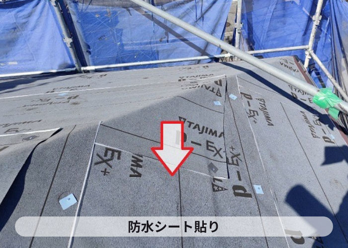 吹田市スレート屋根の改修工事としてスーパーガルテクトを使用する現場で防水シート貼り