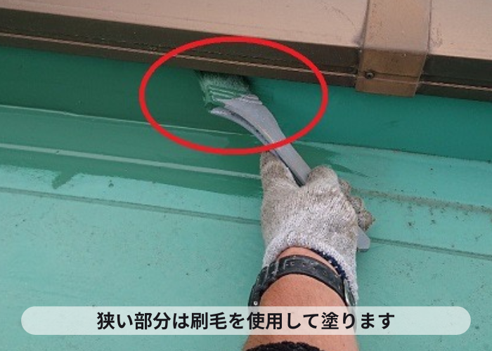 茨木市で屋上のゴムシート防水にトップコートを塗っている様子