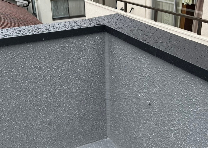 大阪市捨て笠木取り付けの様子