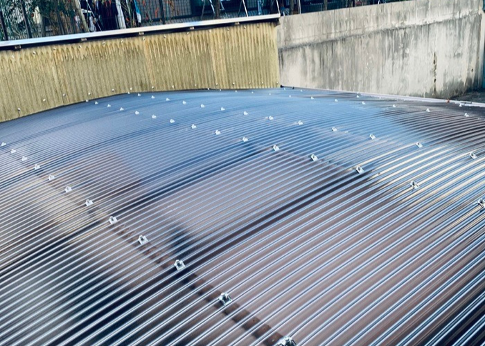 豊中市 物置通路屋根のポリカ波板を貼り替えた後の様子