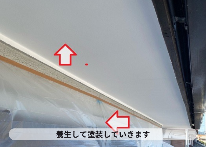 豊中市での軒天修理でケイカル板の上から塗装している様子